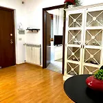 Gecko, Cozy Apartment At 5Min From Metro, Bus, Tram